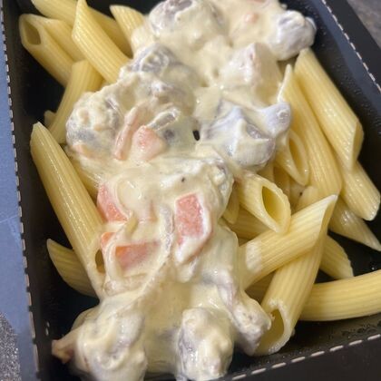 Куриные желудочки  в сливочном соусе с макаронами