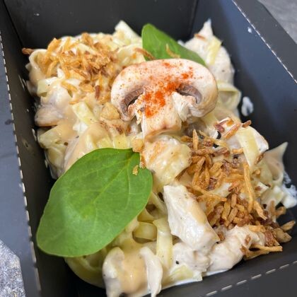 Домашняя лапша с курицей и грибами в сливочном соусе с луком фри