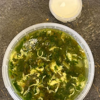 Зеленые летние щи из щавеля и портулаком с яйцом и цыпленком