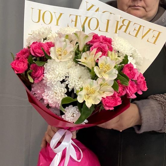 Букет кустовых роз, хризантем и альстромерии