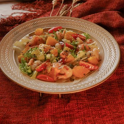Салат с креветкой, печёной тыквой и апельсином