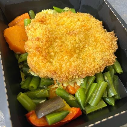 Шницель из свинины с печеными овощами