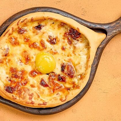 Хачапури по-Аджарски с томатами, гаудой и моцареллой