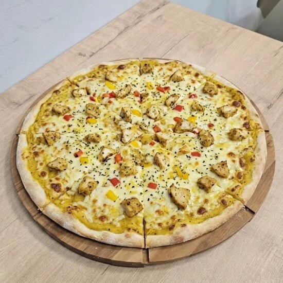 Пицца с курицей и карри