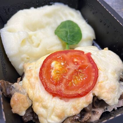 Отбивная из свинины с шампиньонами с пюре