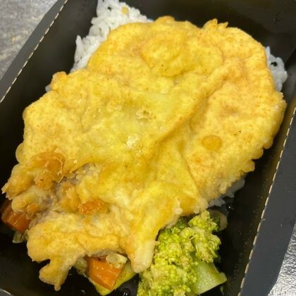 Шницель из свинины с рисом и овощами