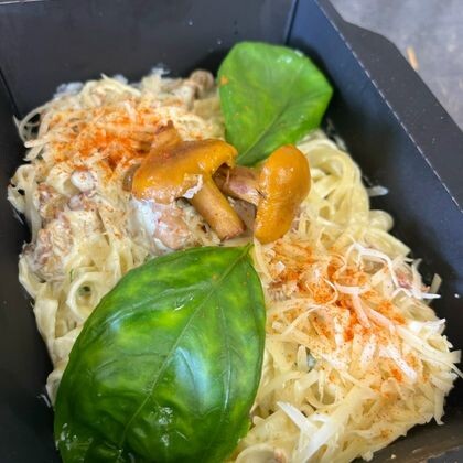Домашняя лапша с лисичками в сливочном соусе