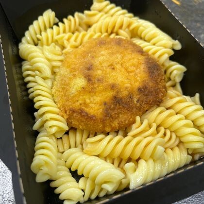 Куриная котлета с макаронами