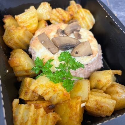 Мясное гнездо с грибами с печеным картофелем
