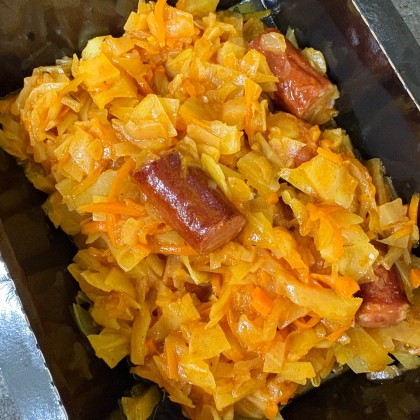 Охотничьи колбаски с тушеной капустой