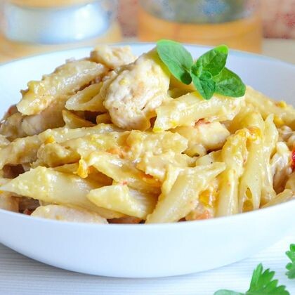 Макароны отварные с отбивной из куриного филе под сыром