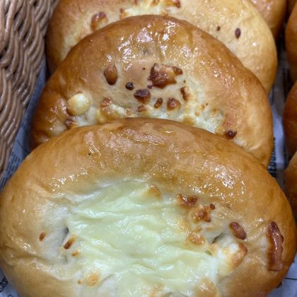 Пирожок с курицей,сыром и грибами
