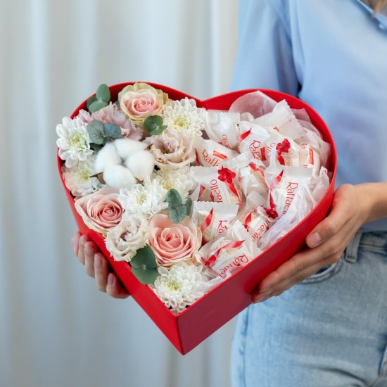 Сердце с цветами и конфетами