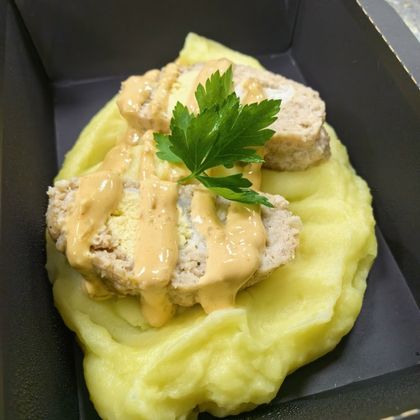 Мясная котлета фаршированная яйцом в соусе бургер с пюре