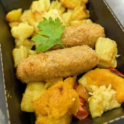 Рыбные палочки с печеным картофелем и овощами
