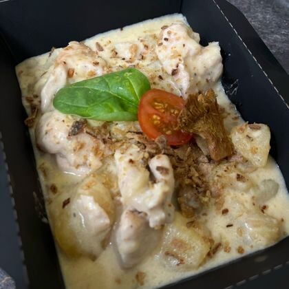Томленный картофель в сметане с лисичками и луком фри