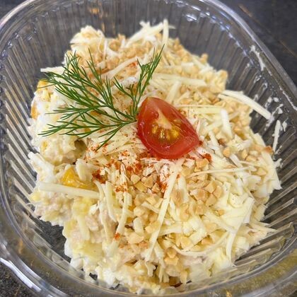 Салат с курицей, ананасом и дробленным арахисом