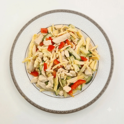 Салат с курицей и омлетом