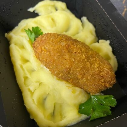 Мясная котлета фаршированная моцареллой и зеленью с пюре