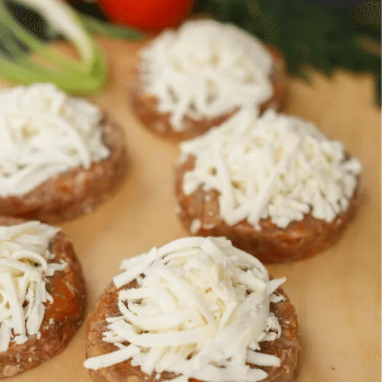 ВАТРУШКА МЯСНАЯ С СЫРОМ