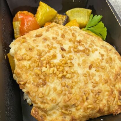 Куриное филе под сырно-ореховой шапочкой с печеными овощами
