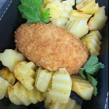 Куриная котлета с маслом и зеленью с печеным картофелем