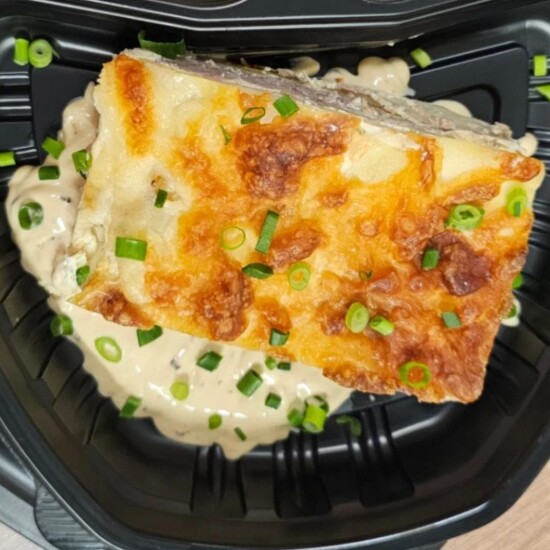 Гратен картофельный с фаршем, моцареллой и грибным соусом