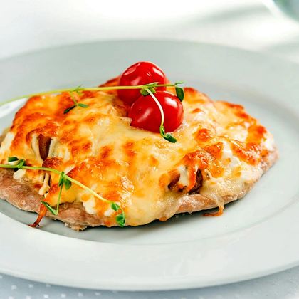 Куриный бифштекс с картофельной шапочкой, сыром и свежими овощами