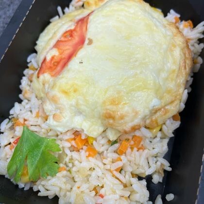 Филе минтая под сырной шапочкой с рисом и печеными овощами
