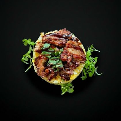 Рис с яйцом и свиными слайсами
