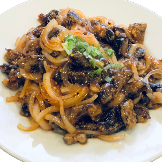 Свинина в темном соусе с луком