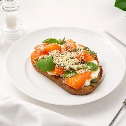 Злаковый тост с лососем