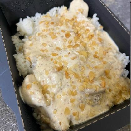 Куриное филе в сливочно-ореховом соусе с рисом