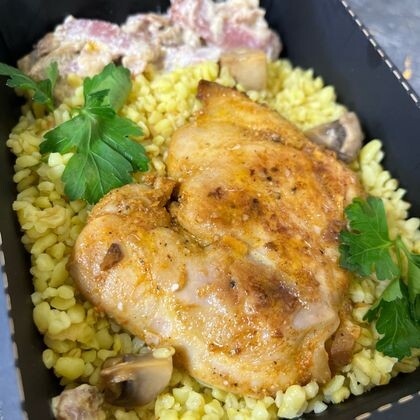 Куриное бедро с беконом и грибами с булгуром