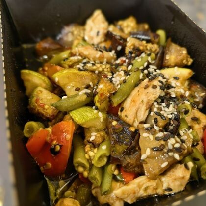 Куриное филе с овощами в соусе сладкий чили