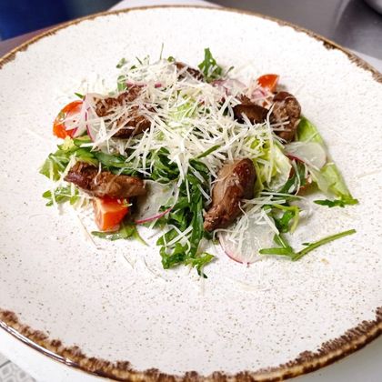 Зеленый салат с теплой куриной печенью