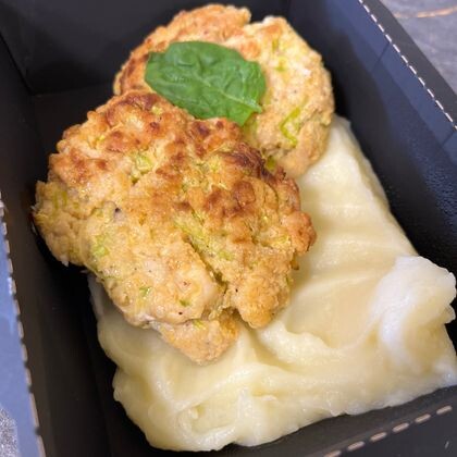 Рубленные котлеты из курицы с кабачком  с пюре