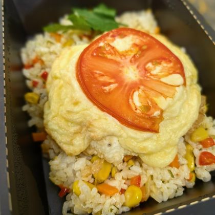 Судак под сырной шапочкой с рисом и овощами
