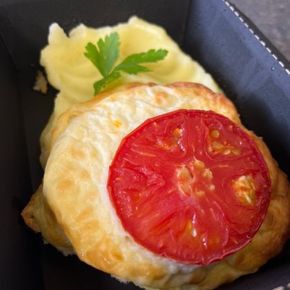 Мясная домашняя котлета под сырной шапочкой с  пюре