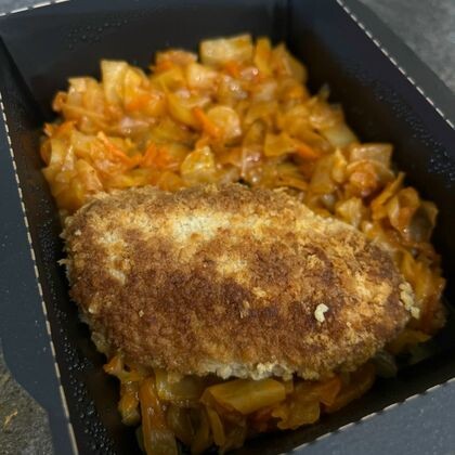 Домашняя котлета с тушеной капустой