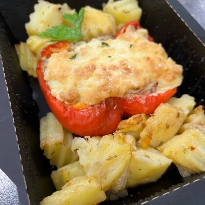 Перец фаршированный жульеном из курицы и грибов с печеным картофелем