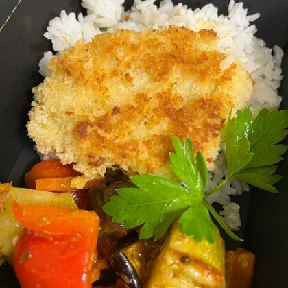 Жареная рыба в сырной панировке с рисом и овощами
