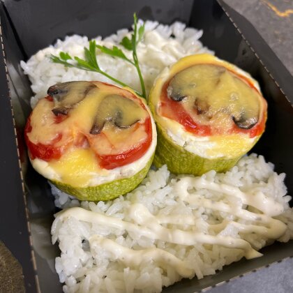 Фаршированные кабачки мясным фаршем под сырной шапочкой с рисом и чесночным соусом