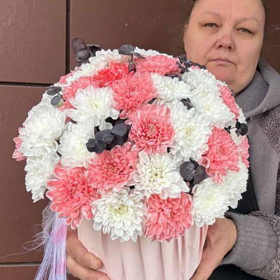 Хризантема в большой шляпной коробке