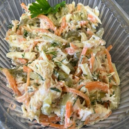 Салат с курицей ,морковью,и маринованным огурцом