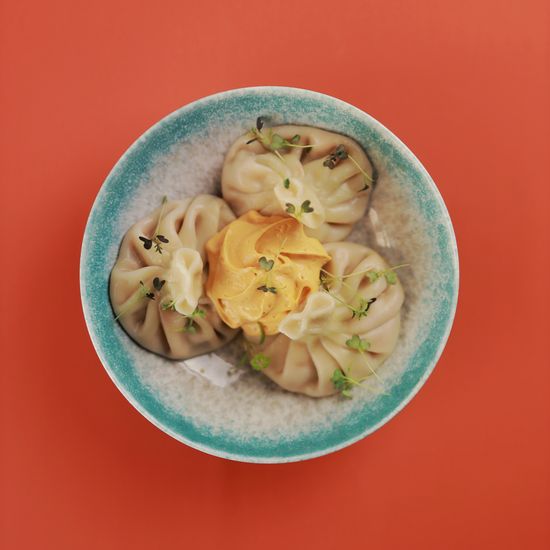 Хинкали с миксом морепродуктов и соусом том-ям