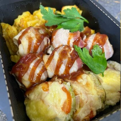 Куриные фрикадельки в беконе с печеным картофелем и овощами