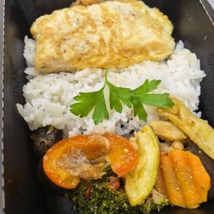 Треска жареная с рисом и овощами