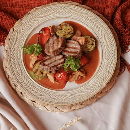 Свинина по-домашнему с овощами гриль, лисичками и пикантным соусом