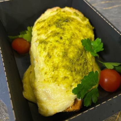 Сэндвич из баклажана с мясной начинкой под сырной шапочкой с соусом песто